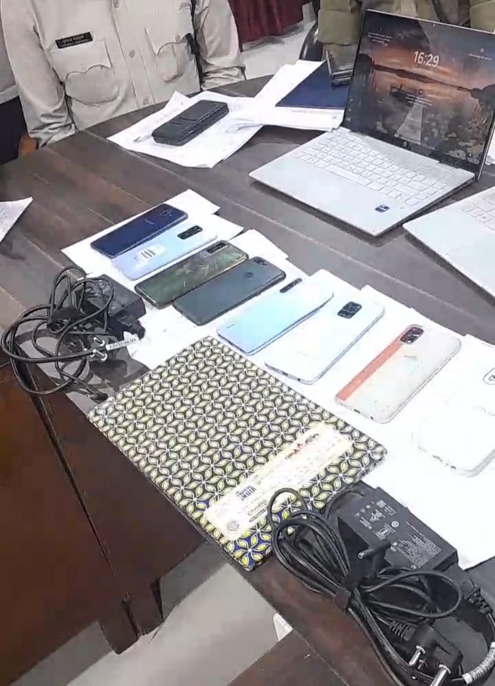 CG Big Breaking : महादेव एप पर दुर्ग पुलिस की एक और बड़ी कार्रवाई, 200 आईडी एक साथ संभालता था आरोपी, 40 हजार करोड़ से ज्यादा के ट्रांजेक्शन का खुला राज 1 WhatsApp Image 2022 10 23 at 11.46.38 PM 1 CG Big Breaking : महादेव एप पर दुर्ग पुलिस की एक और बड़ी कार्रवाई, 200 आईडी एक साथ संभालता था आरोपी, 40 हजार करोड़ से ज्यादा के ट्रांजेक्शन का खुला राज