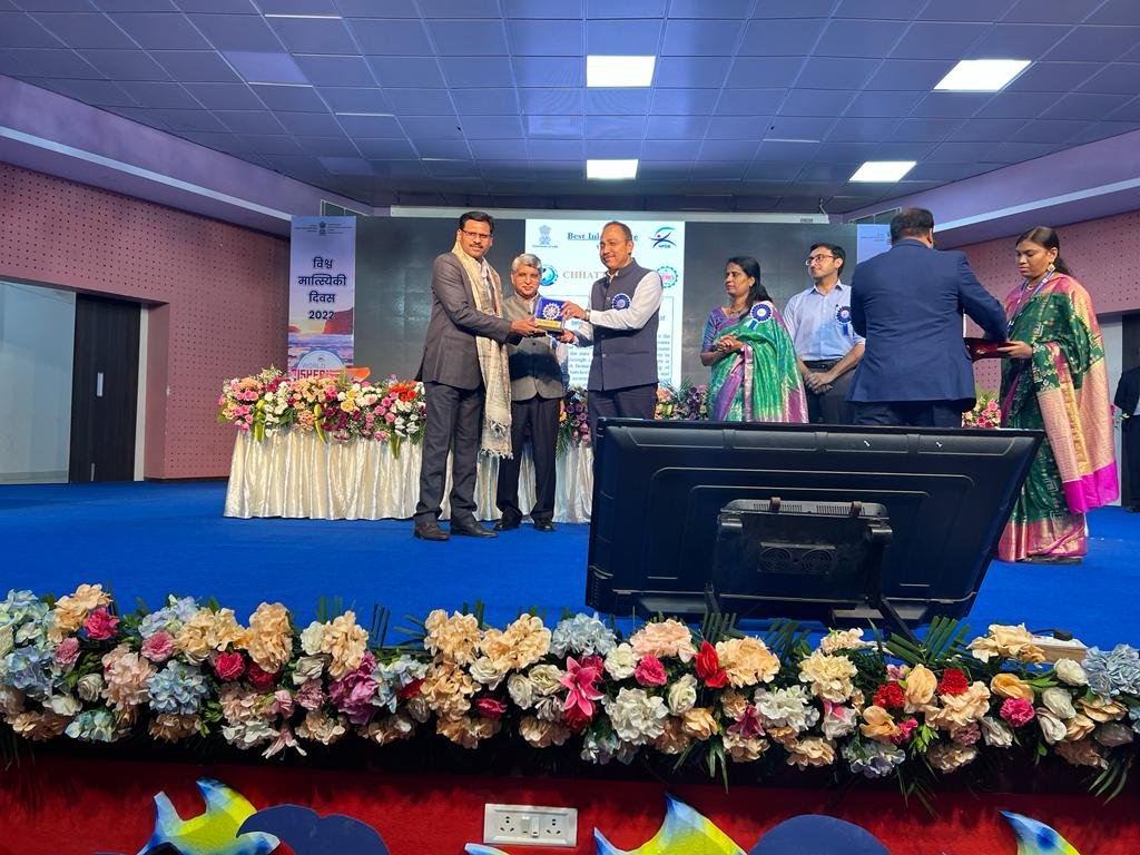 machli palan मछली पालन के क्षेत्र में छत्तीसगढ़ को मिला ‘बेस्ट इनलैंड स्टेट‘ और ‘बेस्ट प्रोप्राइटरी फर्म‘ का राष्ट्रीय पुरस्कार