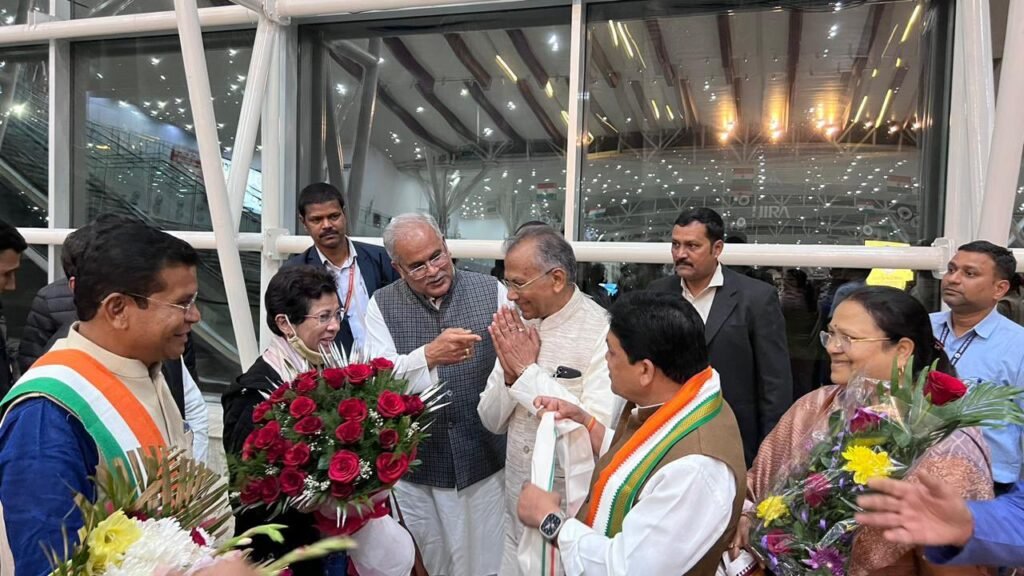 छत्तीसगढ़ प्रभारी कुमारी शैलजा का एयरपोर्ट में भव्य स्वागत ,कार्यकर्ताओ में दिखा उत्साह 3 IMG 20221225 WA0151 छत्तीसगढ़ प्रभारी कुमारी शैलजा का एयरपोर्ट में भव्य स्वागत ,कार्यकर्ताओ में दिखा उत्साह
