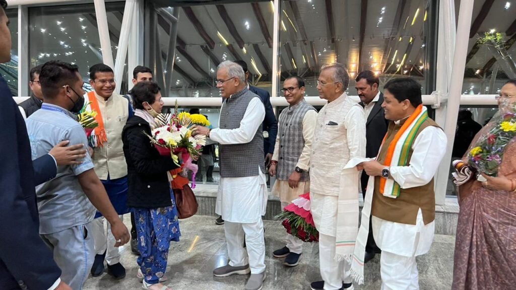 छत्तीसगढ़ प्रभारी कुमारी शैलजा का एयरपोर्ट में भव्य स्वागत ,कार्यकर्ताओ में दिखा उत्साह 2 IMG 20221225 WA0152 छत्तीसगढ़ प्रभारी कुमारी शैलजा का एयरपोर्ट में भव्य स्वागत ,कार्यकर्ताओ में दिखा उत्साह