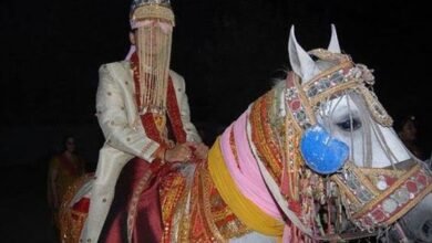 Marriage अनोखी शादी : घोड़ी चढ़ा दूल्हा शादी के मंडप की जगह पहुंचा पुलिस स्टेशन, जाने क्या था मामला