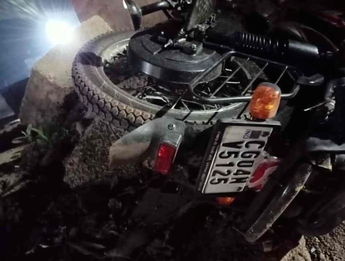 bike accident रायपुर-भिलाई फ्लाईओवर में दो बड़ा हादसा, ब्रिज से नीचे गिरने से पति-पत्नी की मौत, इधर एयरबैग खुलने से बाल-बाल बचा कार चालक