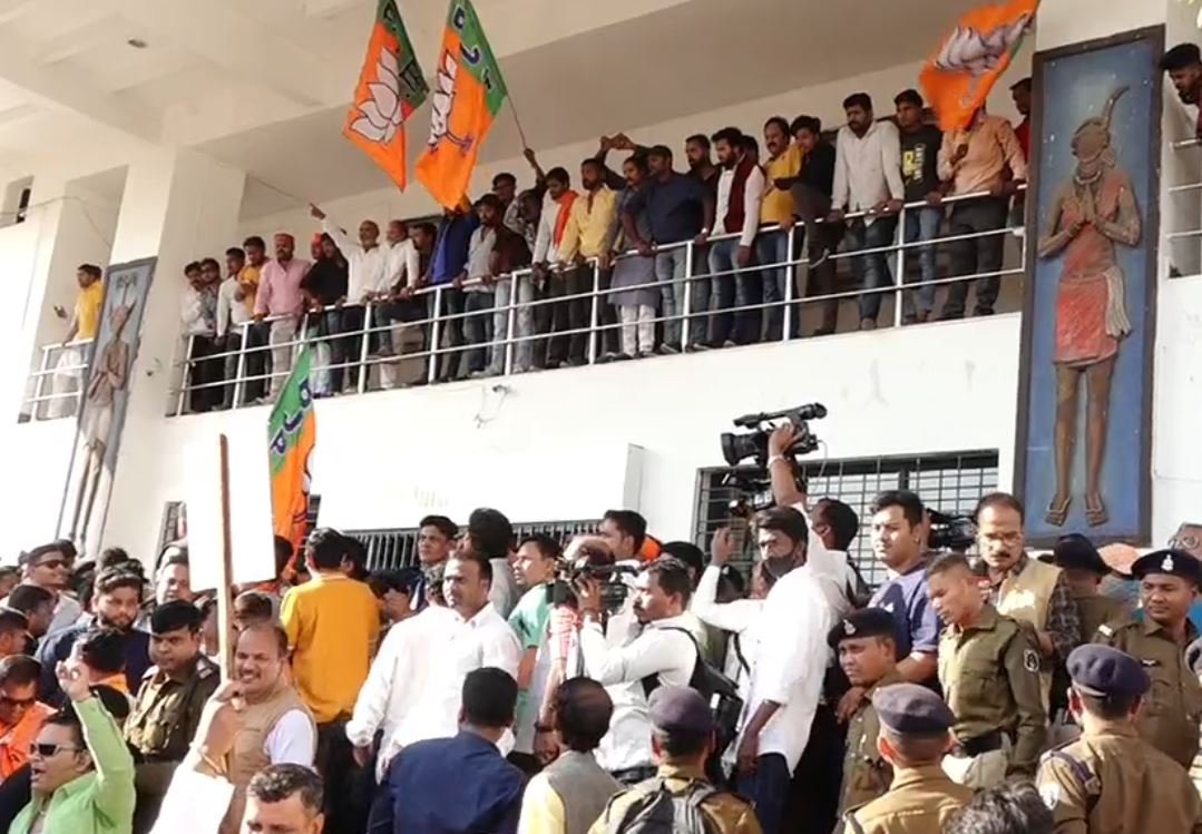 bjp Raipur Crime : प्रदर्शन या उपद्रवी, शासकीय संपत्तियों को पहुंचाया नुकसान, दर्जनों के खिलाफ मामला दर्ज...