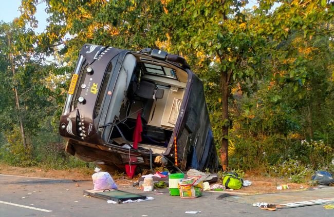 bus CG Accident : तेज रफ़्तार बस अनियंत्रित होकर पलटी, तीन यात्रियों की मौत, 4 गंभीर रूप से घायल…