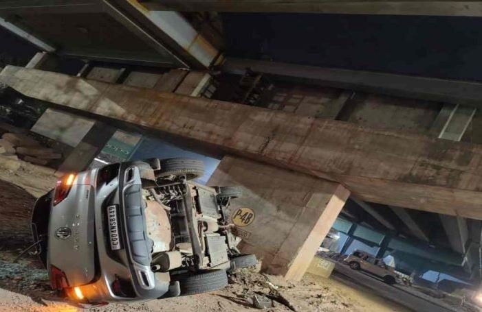 car accident 1 रायपुर-भिलाई फ्लाईओवर में दो बड़ा हादसा, ब्रिज से नीचे गिरने से पति-पत्नी की मौत, इधर एयरबैग खुलने से बाल-बाल बचा कार चालक