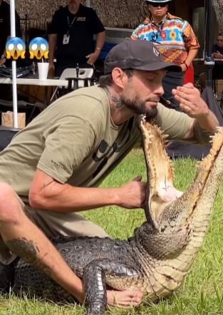 crocodile Viral Video: मगरमच्छ के जबड़े में हाथ डालकर करतब दिखाना पड़ा भारी, फिर हुआ कुछ ऐसा...