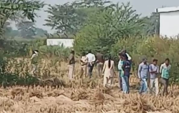 lash हत्या या आत्महत्या : खेत में मिली 42 वर्षीय महिला की लाश, मामले में जुटी पुलिस