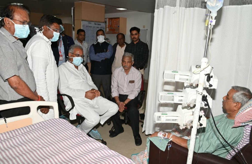 vidhayk CM बघेल विधायक सत्यनारायण शर्मा से मिलने पहुंचे अस्पताल, डॉक्टरों को दिए ये निर्देश