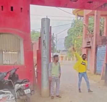 viral CG Crime: केंद्रीय जेल के बाहर तलवार लहराते हुए वीडियो वायरल, पुलिस ने किया गिरफ्तार, देखें वीडियो …