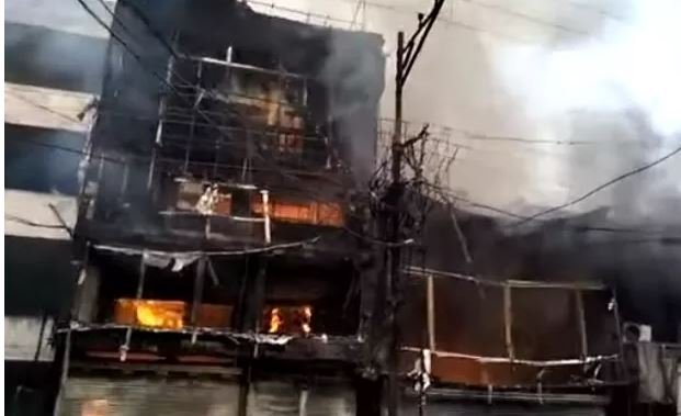 aag Raipur Breaking : दुकानों में लगी भीषण आग, आग बुझाने में जुटी फायर ब्रिगेड टीम, करोडो का सामान जलकर राख …