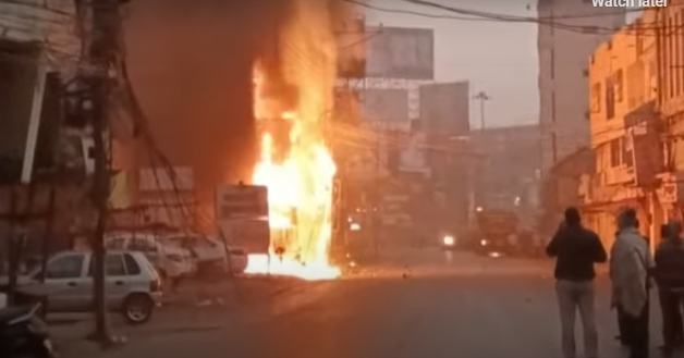 aag Raipur Breaking : दुकानों में लगी भीषण आग, आग बुझाने में जुटी फायर ब्रिगेड टीम, करोडो का सामान जलकर राख …