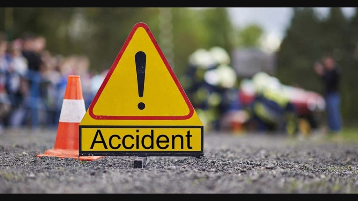 accident CG Accident : ओवरटेक के चक्कर में अनियंत्रित होकर पलटा वाहन, 2 की मौत, 3 गंभीर रूप से घायल