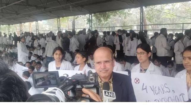 doctors strike Raipur : प्रदेश में जूनियर डॉक्टर्स ने की अनिश्चितकालीन हड़ताल, मरीजों को करना पड़ा समस्याओं का सामना …