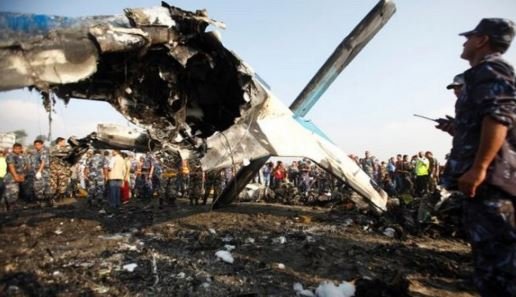 plane crash BIG BREAKING NEWS : पहाड़ी से टकराकर यात्री विमान क्रैश, खाई में जा गिरा प्लेन, अब तक 45 लोगों के शव बरामद, Video आया सामने…