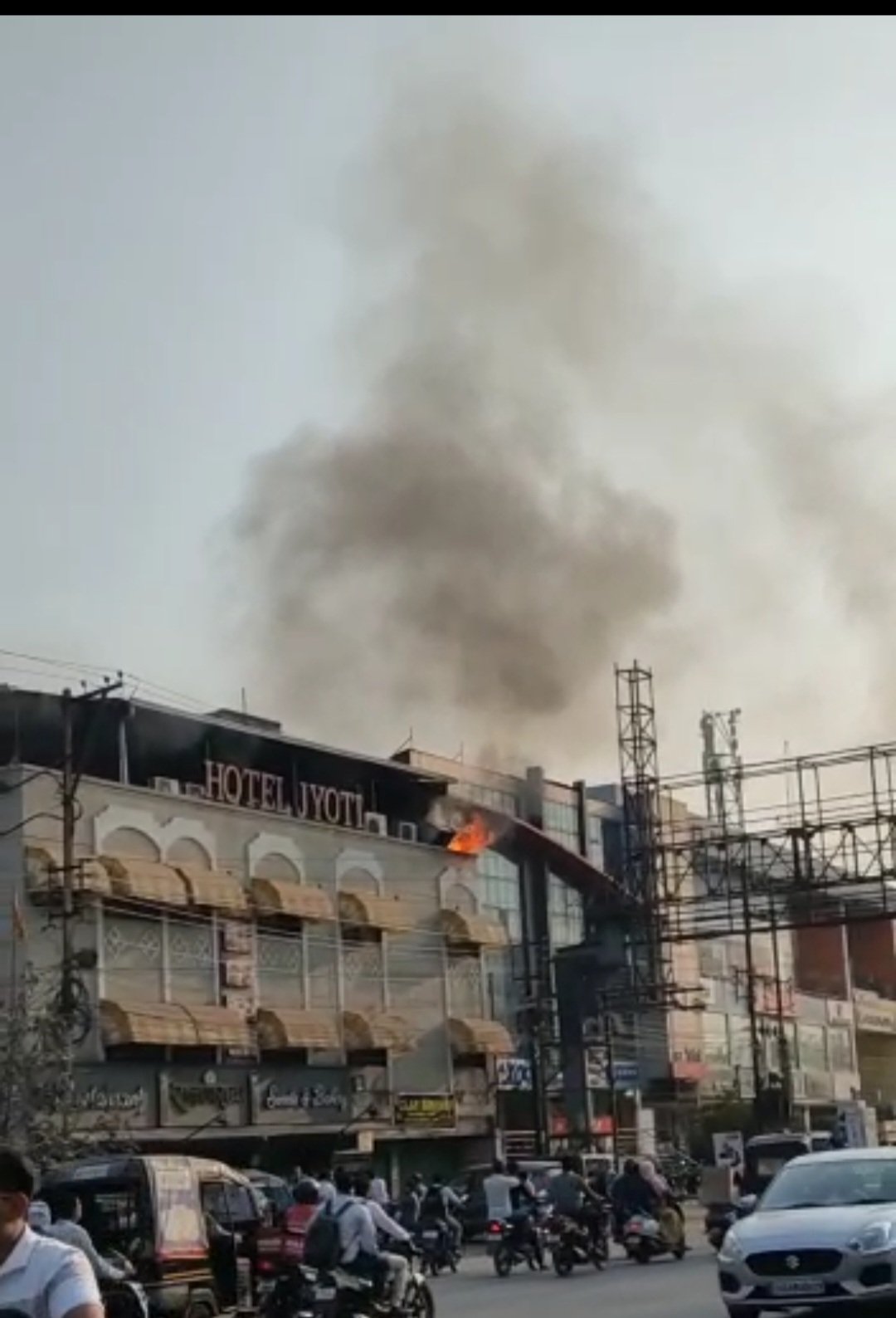 Screenshot 20230201 202948 Gallery रायपुर के राजघराना होटल में लगी भीषण आग, इलाके में मचा हड़कंप देखें Video…
