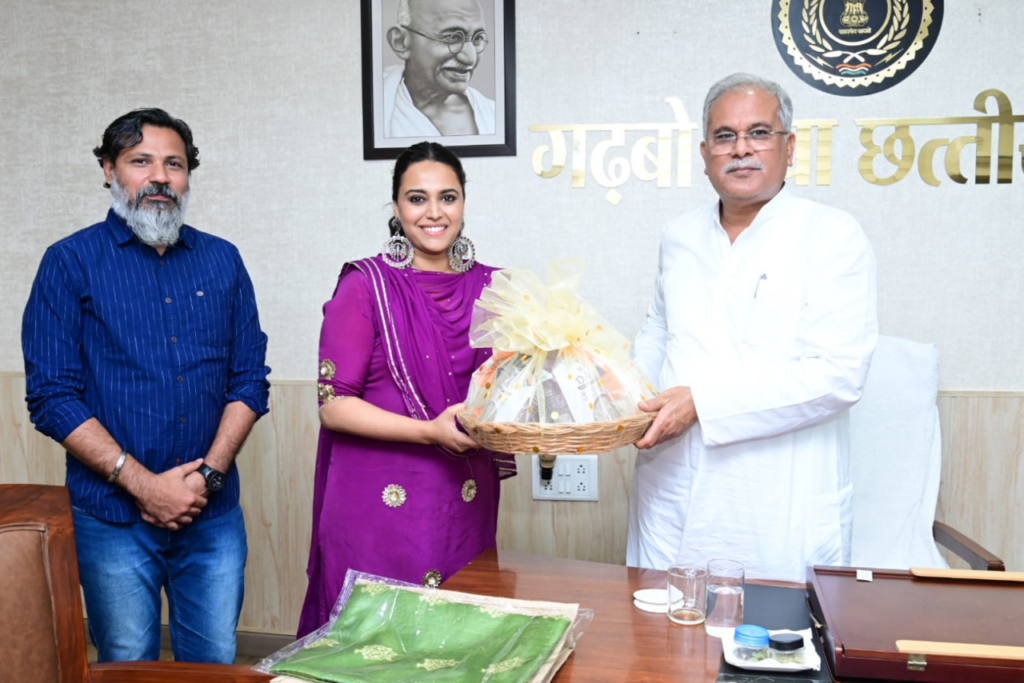 image 28 CG News : मुख्यमंत्री भूपेश बघेल से बॉलीवुड स्वरा भास्कर ने की सौजन्य मुलाकात, CM ने मिलेट्स और कोसा से बनी साड़ी की भेंट