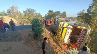 image 73 CG News: तीर्थयात्रियों से भरी बस पलटी, 8 की हालत गंभीर,कई यात्री घायल…