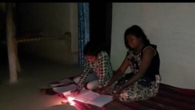 IMG 20230611 004619 छत्तीसगढ़ का एक ऐसा गांव जो आज भी जी रहा लालटेन युग में, छात्र करते हैं चिमनी में पढ़ाई ?