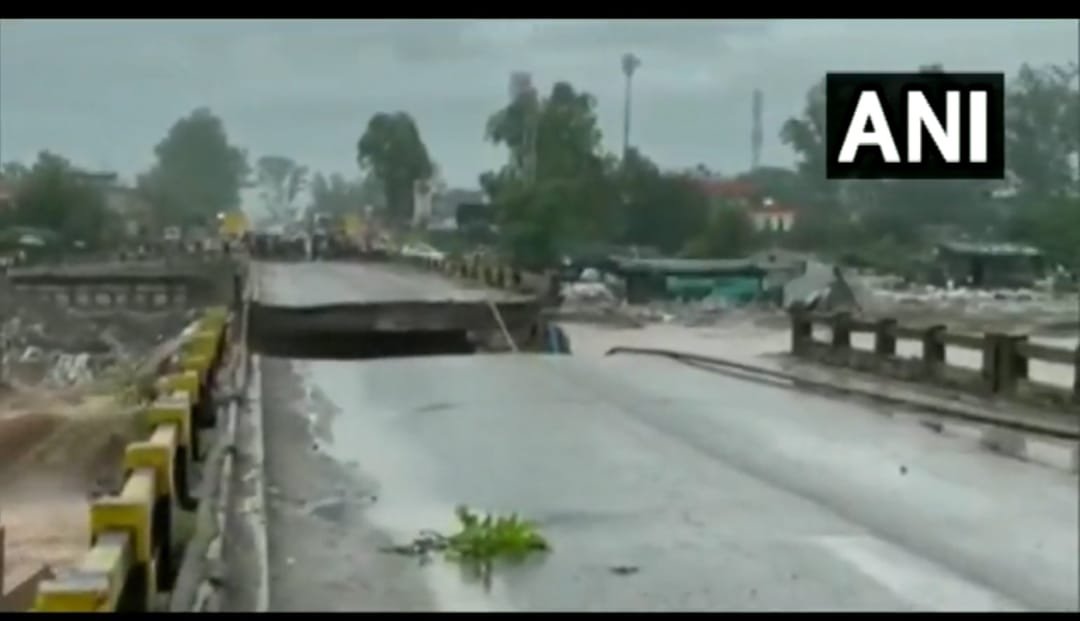 WhatsApp Image 2023 07 10 at 14.14.20 तेज बारिश से पुल ढहा,एनडीआरएफ टीम कर रही रेस्क्यू, देखिए वीडियो