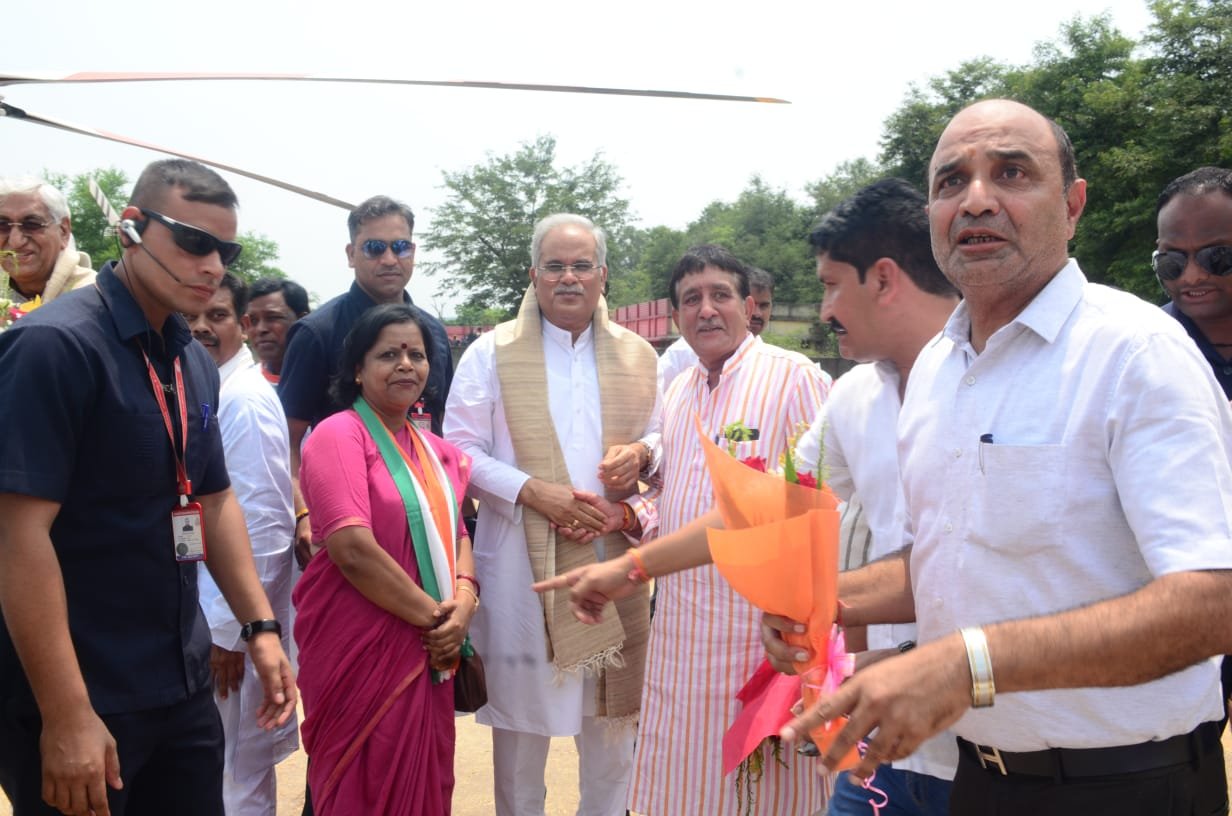 WhatsApp Image 2023 07 29 at 1.38.41 PM मुख्यमंत्री भूपेश बघेल का हेलीपैड पर गर्मजोशी के साथ किया गया स्वागत