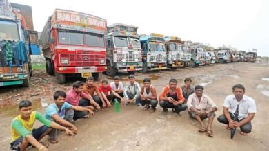 chakkajam नाली निकासी न होने से फसल सड़ी,ग्रामीणों ने किया चक्काजाम