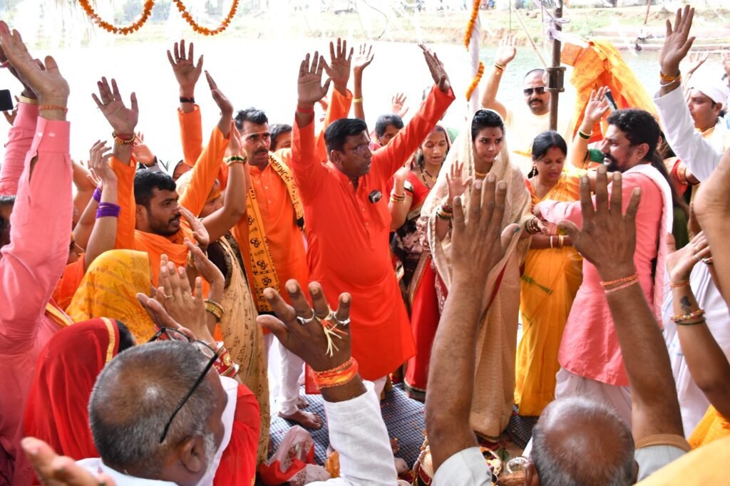 IMG 20230829 WA0005 बीरगांव के प्राचिन शिव मंदिर में पकंज शर्मा ने सपत्नीक किया रुद्रअभिषेक, हजारों श्रद्धालु उपस्थित