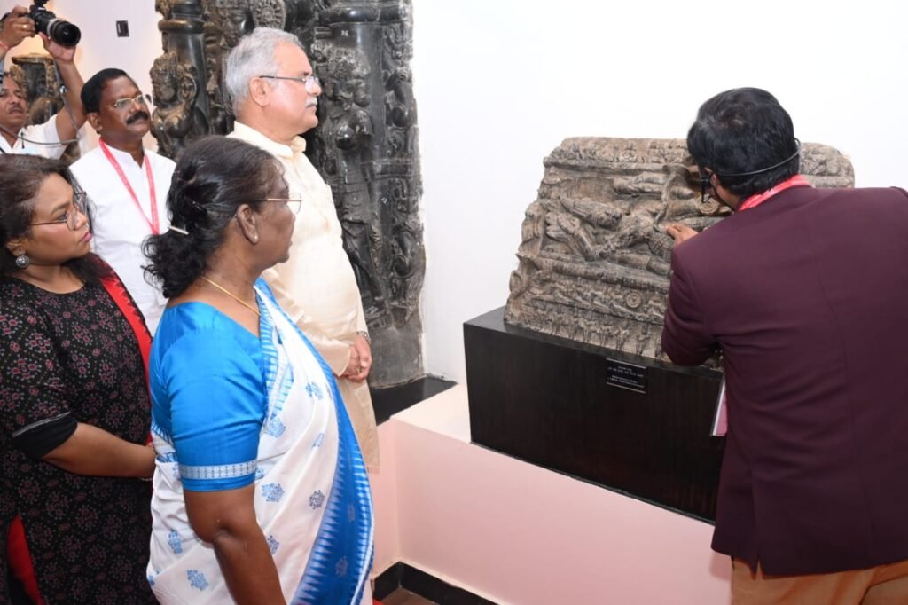IMG 20230831 WA0240 राष्ट्रपति श्रीमती द्रौपदी मुर्मु रायपुर के महंत घासीदास स्मारक संग्रहालय पहुंचीं।