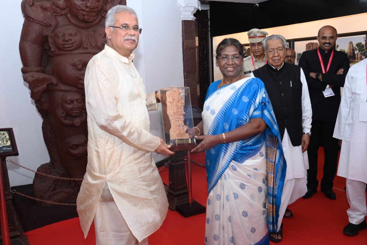 IMG 20230831 WA0241 राष्ट्रपति श्रीमती द्रौपदी मुर्मु रायपुर के महंत घासीदास स्मारक संग्रहालय पहुंचीं।