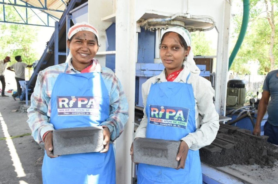 ripa रीपा की बदौलत मजदूर से बनी मालकिन, फ्लाई ऐश ईंट बनाकर महिलाएं हो रही आत्मनिर्भर