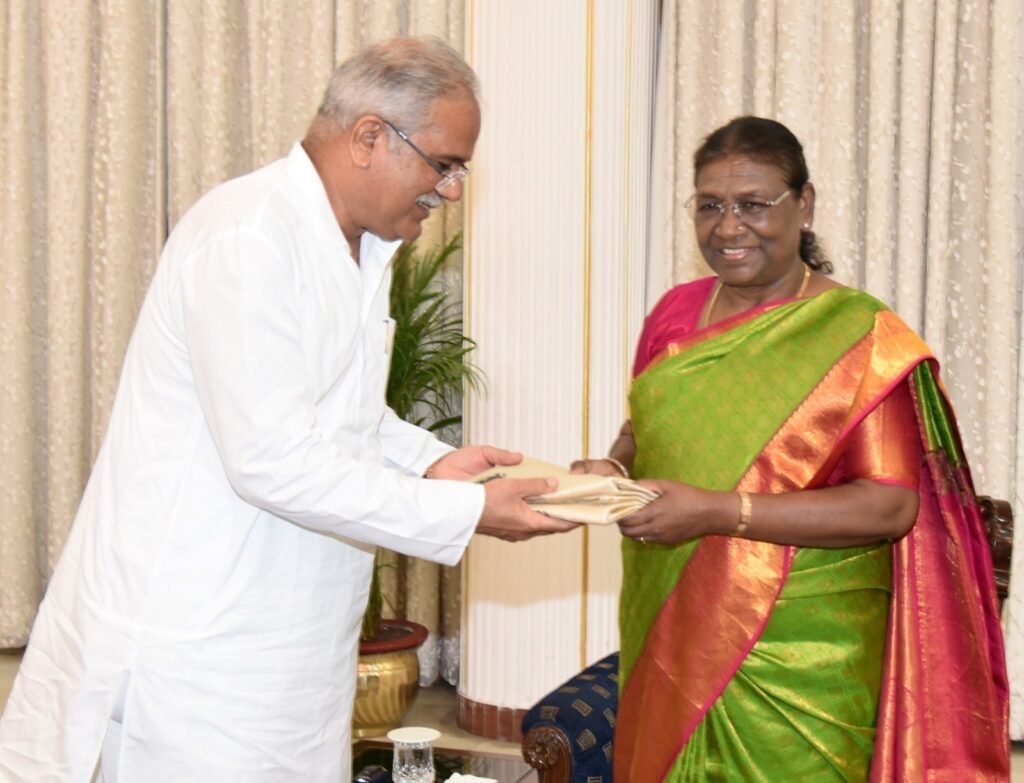 IMG 20230902 WA0002 राष्ट्रपति श्रीमती मुर्मु को मुख्यमंत्री भूपेश बघेल ने स्मृति चिन्ह भेंट किये