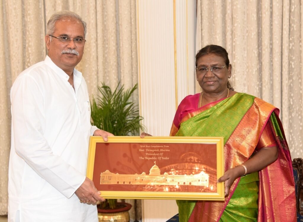 IMG 20230902 WA0005 राष्ट्रपति श्रीमती मुर्मु को मुख्यमंत्री भूपेश बघेल ने स्मृति चिन्ह भेंट किये
