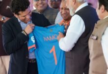 namo टीम भाजपा: प्रधानमंत्री नरेंद्र मोदी को सचिन ने दी जर्सी, देखिये