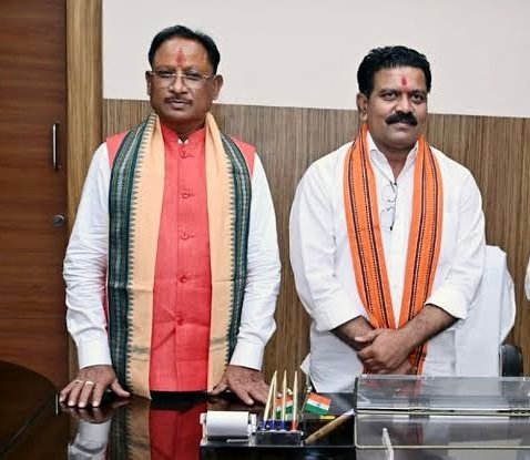 एक वर्ष बाद बिजली की रौशनी से जगमगाया सुकमा जिले का इत्तेपारा गांव 1 IMG 8869 एक वर्ष बाद बिजली की रौशनी से जगमगाया सुकमा जिले का इत्तेपारा गांव