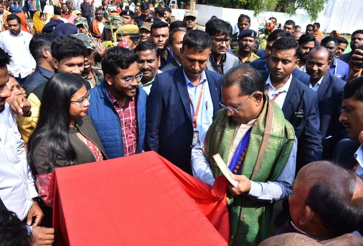 मुख्यमंत्री ने कैम्प कार्यालय में पूर्व प्रधानमंत्री अटल बिहारी वाजपेयी की मूर्ति का किया अनावरण 1 d59ae0a0 736d 47d0 a79b 97b6ba2f3059 मुख्यमंत्री ने कैम्प कार्यालय में पूर्व प्रधानमंत्री अटल बिहारी वाजपेयी की मूर्ति का किया अनावरण