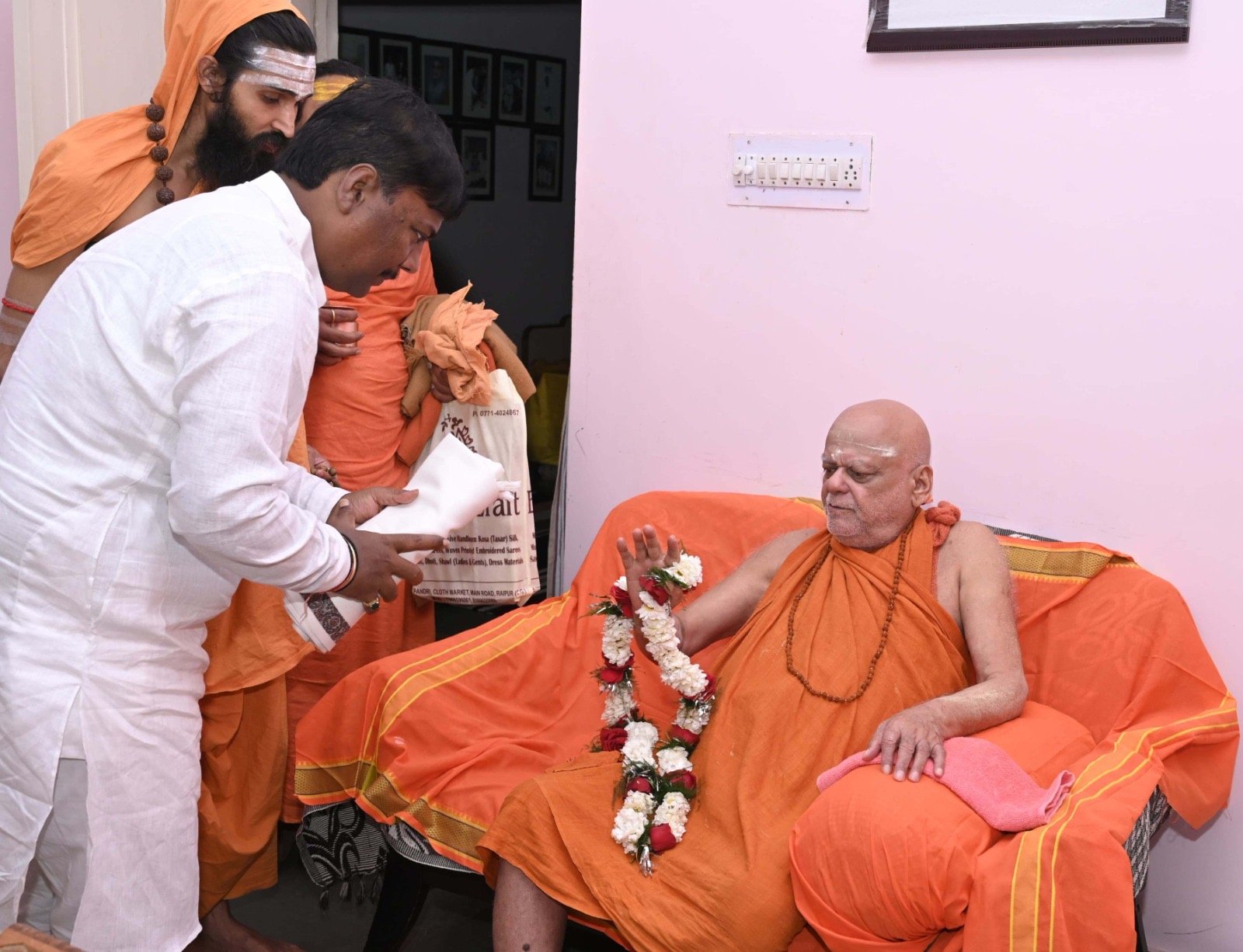 पीठाधीश्वर शंकराचार्य निश्चलानंद सरस्वती महाराज से वन मंत्री केदार कश्यप ने लिया आशीर्वाद 1 c7424c9c 28a9 4233 b2fe 716f1c91ed60 पीठाधीश्वर शंकराचार्य निश्चलानंद सरस्वती महाराज से वन मंत्री केदार कश्यप ने लिया आशीर्वाद