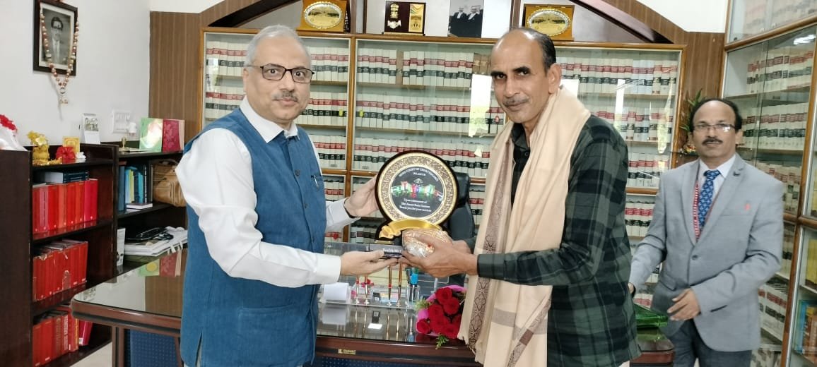 उच्च न्यायालय के अर्दली की सेवानिवृत्ति पर दी गई भावभीनी विदाई 1 171befc7 a49d 44be 95b8 4f3b024c7838 उच्च न्यायालय के अर्दली की सेवानिवृत्ति पर दी गई भावभीनी विदाई