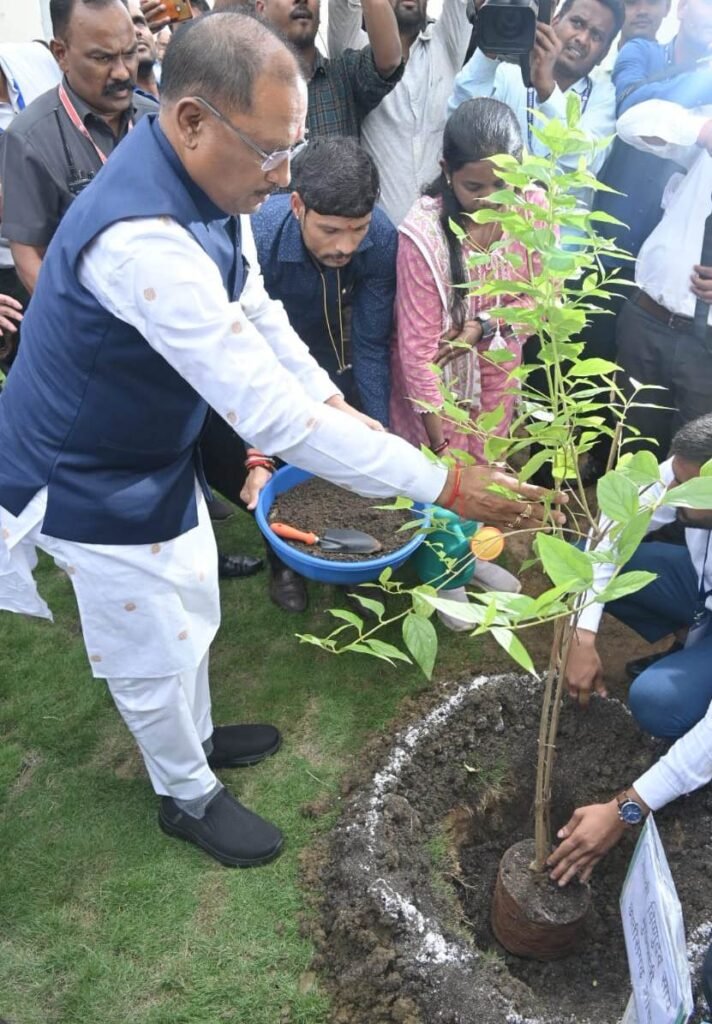 1000258438 विधि-विधान से पूजा-अर्चना कर कृषि मंत्री ने नवा रायपुर के शासकीय आवास एम-5 में किया गृह प्रवेश