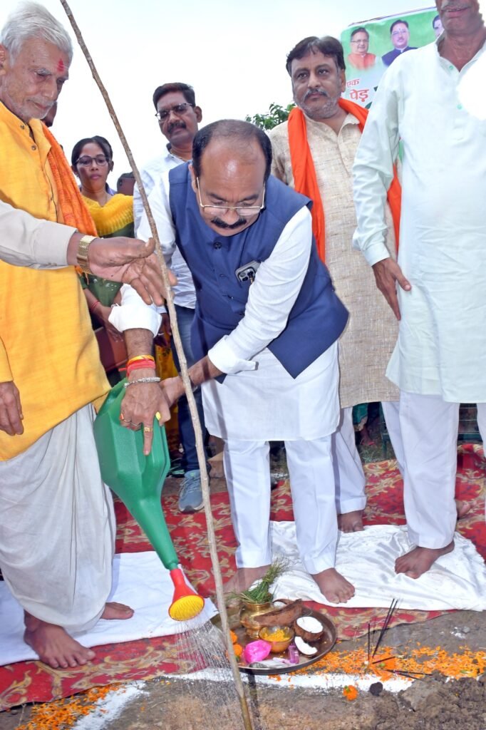 एक पेड़ मां के नाम : उप मुख्यमंत्री अरुण साव ने अपनी मां के सम्मान में लगाया पौधा 2 7dbe8f61 e71c 45e1 9943 fce9290d703d एक पेड़ मां के नाम : उप मुख्यमंत्री अरुण साव ने अपनी मां के सम्मान में लगाया पौधा