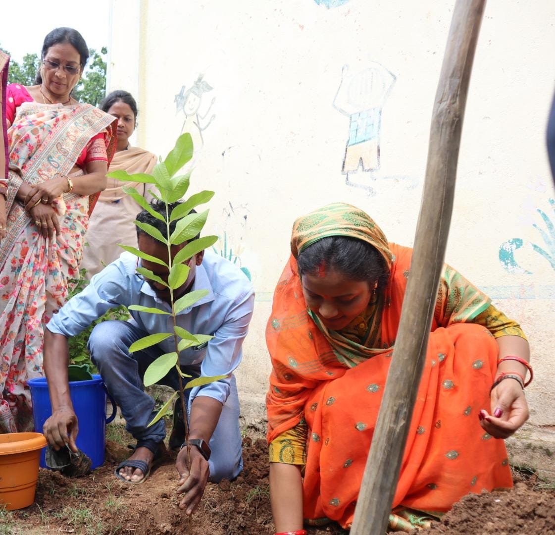 IMG 20240723 WA0781 “एक पेड़ माँ के नाम” महिला एवं बाल विकास मंत्री लक्ष्मी राजवाड़े ने किया पौधारोपण