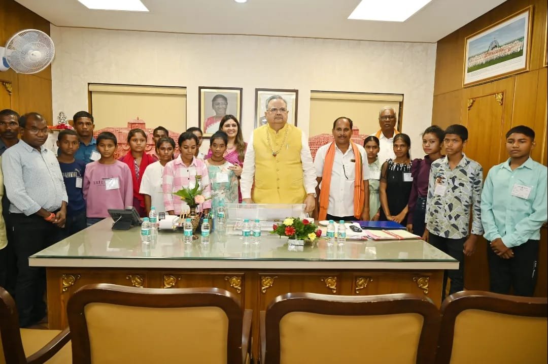 IMG 20240723 WA0806 विधानसभा भ्रमण पर आए सेमहरा सड़क दुर्घटना से प्रभावित बच्चों ने स्पीकर डॉ रमन सिंह से की मुलाकात