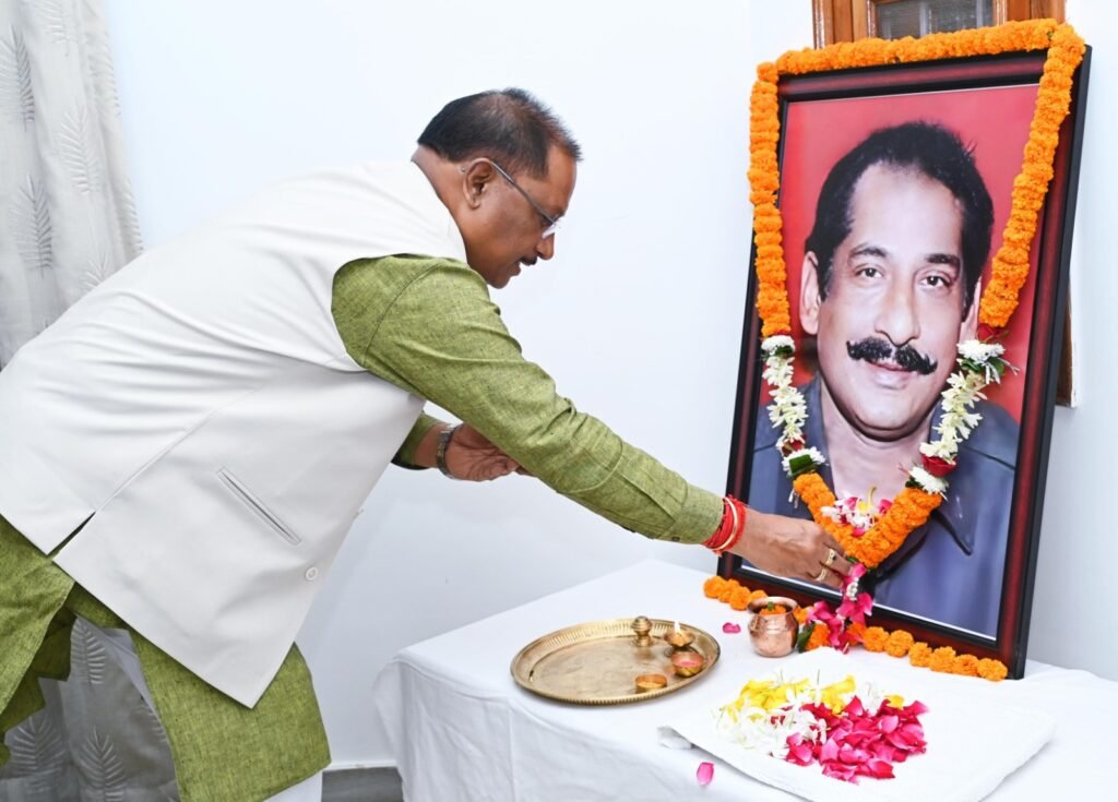 मुख्यमंत्री विष्णु देव साय ने पूर्व केन्द्रीय मंत्री दिलीप सिंह जूदेव की पुण्यतिथि पर किया नमन 2 1000428100 मुख्यमंत्री विष्णु देव साय ने पूर्व केन्द्रीय मंत्री दिलीप सिंह जूदेव की पुण्यतिथि पर किया नमन