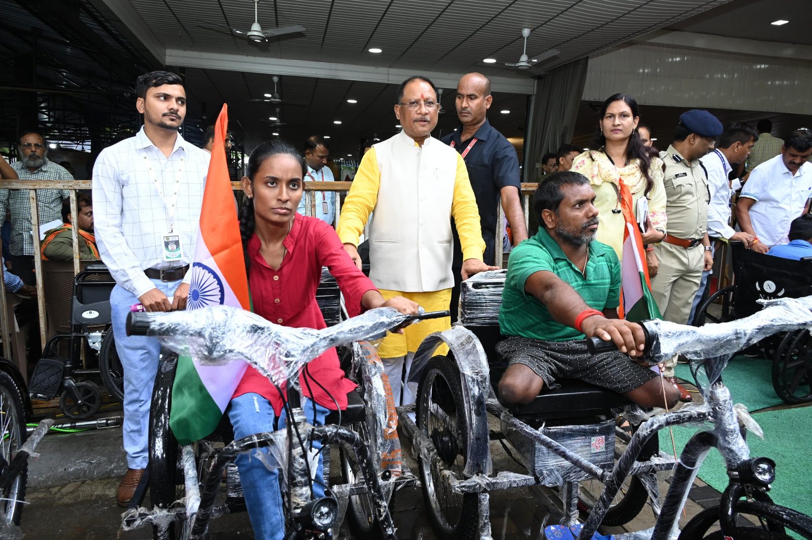 IMG 20240808 WA0621 scaled मुख्यमंत्री विष्णुदेव साय के हाथों जनदर्शन कार्यक्रम में दिव्यांगों को मिली बैटरी चलित ट्राई साइकिल