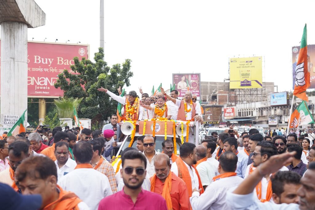 1001357259 रायपुर दक्षिण से सुनील सोनी की नामांकन रैली में उमड़ा जनसैलाब,बृजमोहन ने जनता से मांगा आशीर्वाद