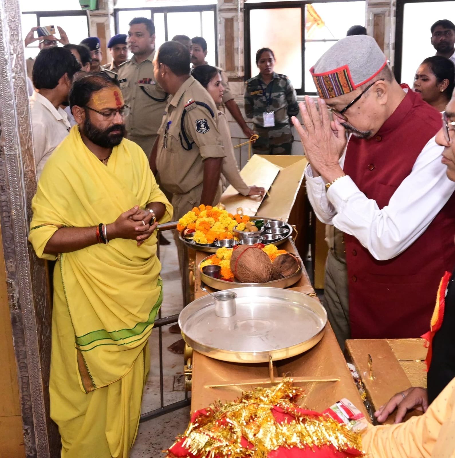 IMG 20241008 WA1207 राज्यपाल रमेन डेका ने डोंगरगढ़ में माँ बम्लेश्वरी की पूजा-अर्चना की