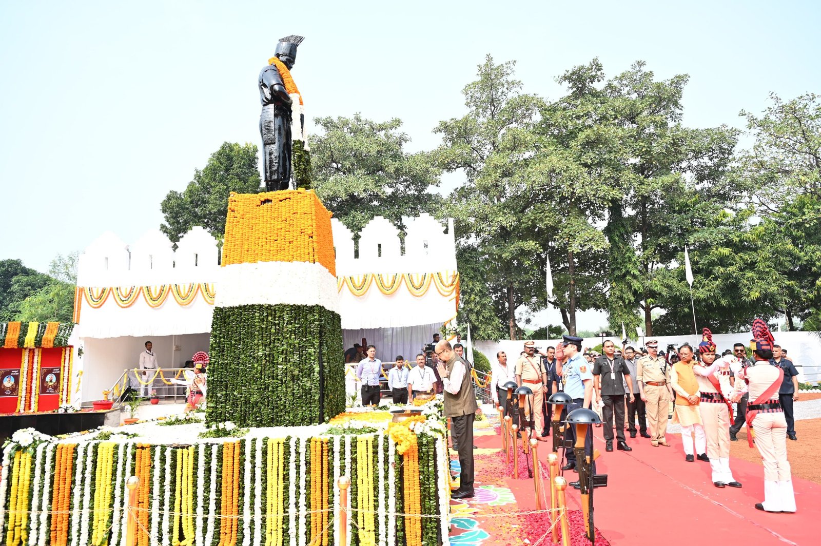 IMG 20241021 WA0639 scaled राज्यपाल रमेन डेका ने राजीव स्मृति वन शहीद वाटिका पहुंचकर शहीदों को दी श्रद्धांजलि