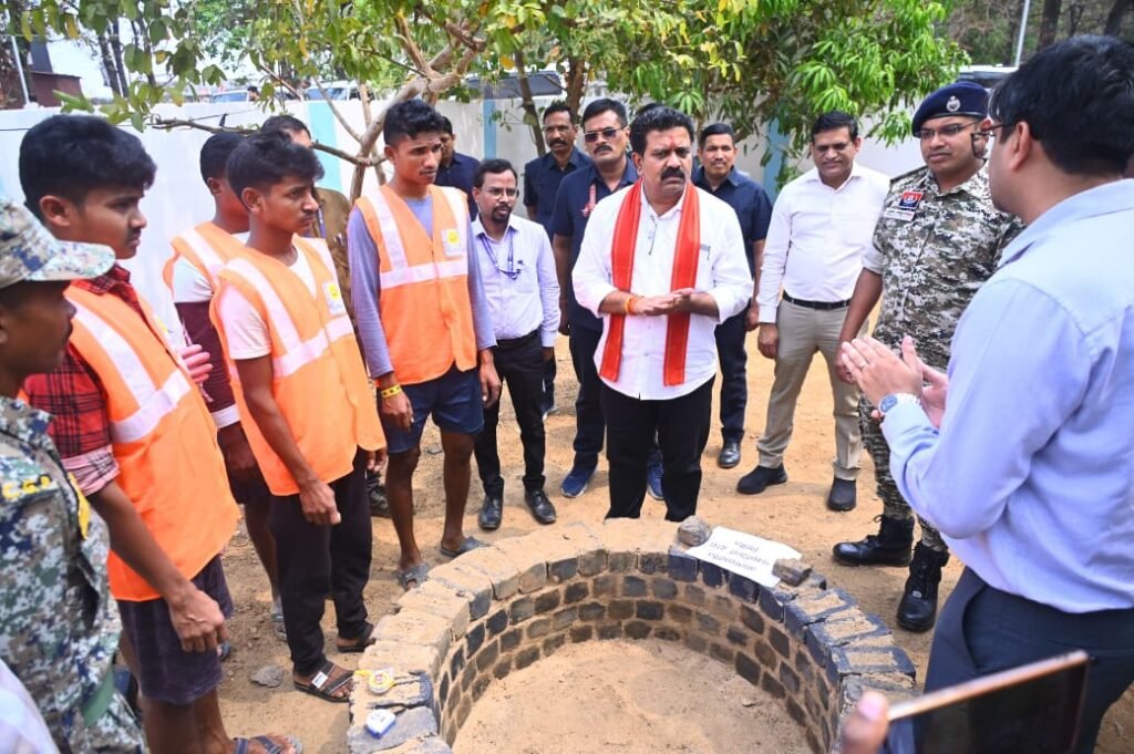 माओवादियों से लोहा लेने वाले जांबाज जवानों से रूबरू हुए उपमुख्यमंत्री विजय शर्मा 2 1003084162 माओवादियों से लोहा लेने वाले जांबाज जवानों से रूबरू हुए उपमुख्यमंत्री विजय शर्मा