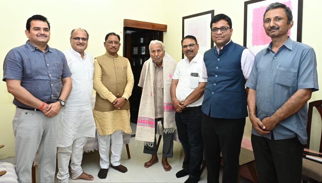 मुख्यमंत्री विष्णुदेव साय ने साहित्यकार विनोद कुमार शुक्ल के निवास पहुंचकर की उनसे मुलाकात 3 1003098668 1 मुख्यमंत्री विष्णुदेव साय ने साहित्यकार विनोद कुमार शुक्ल के निवास पहुंचकर की उनसे मुलाकात