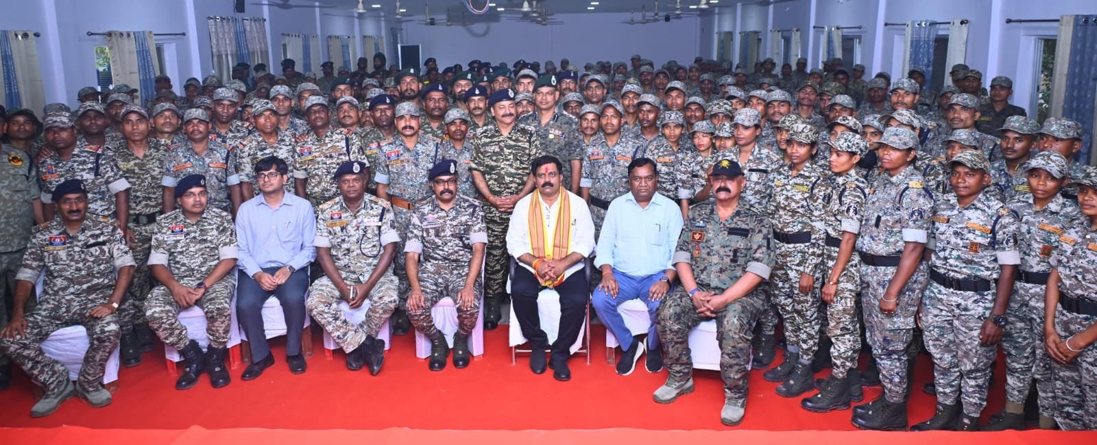 माओवादियों से लोहा लेने वाले जांबाज जवानों से रूबरू हुए उपमुख्यमंत्री विजय शर्मा 1 IMG 20250322 WA0762 माओवादियों से लोहा लेने वाले जांबाज जवानों से रूबरू हुए उपमुख्यमंत्री विजय शर्मा