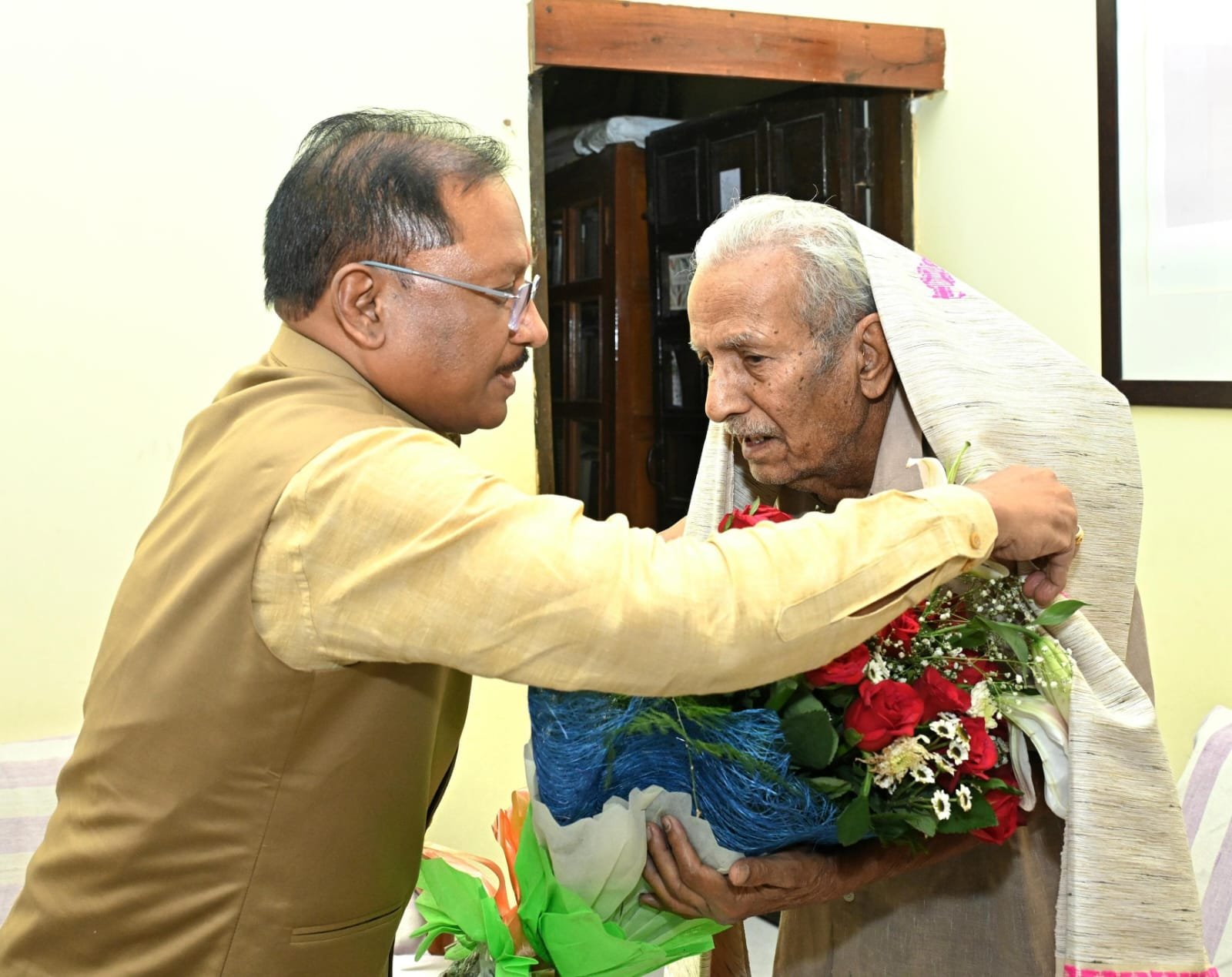 मुख्यमंत्री विष्णुदेव साय ने साहित्यकार विनोद कुमार शुक्ल के निवास पहुंचकर की उनसे मुलाकात 1 IMG 20250323 WA0601 मुख्यमंत्री विष्णुदेव साय ने साहित्यकार विनोद कुमार शुक्ल के निवास पहुंचकर की उनसे मुलाकात