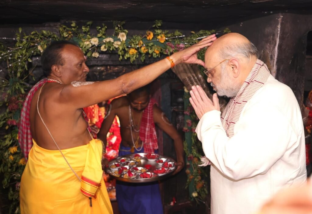 1003238549 केन्द्रीय गृह मंत्री अमित शाह ने मुख्यमंत्री विष्णुदेव साय के साथ मां दंतेश्वरी की पूजा-अर्चना की